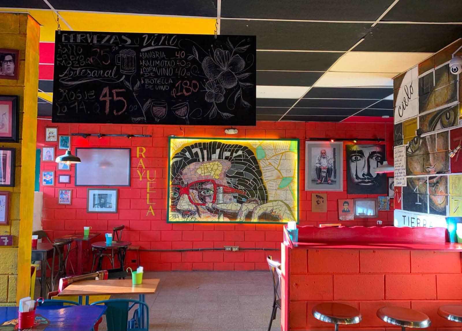 La barra roja de Rayuela, con cuadros y menú de pizarra
