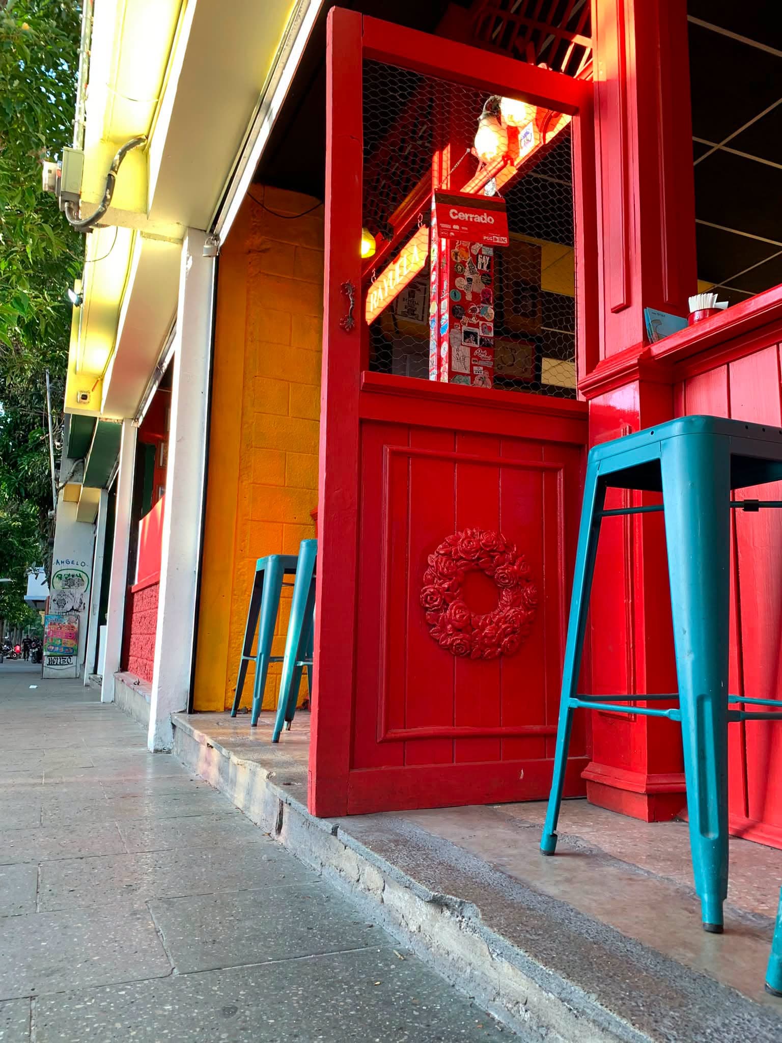El umbral rojo de la puerta de entrada de Rayuela
